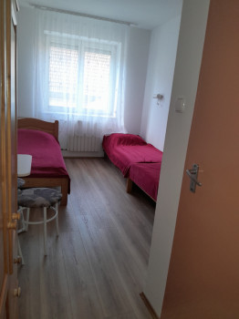 H&oacute;reb f&ouml;ldszinti h&aacute;rom&aacute;gyas szoba